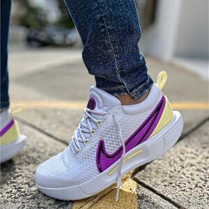 NikeCourt Tennis Air Zoom Pro Sz 9.5 DV3285-101
Hard Court Shoes White/Purple